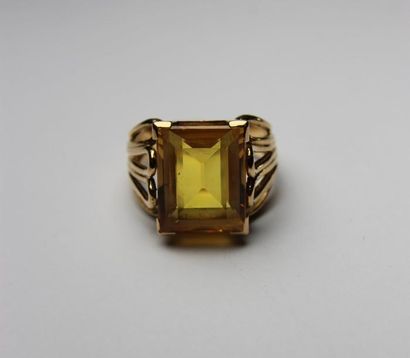 null BAGUE CHEVALIERE la monture en or jaune ajourée et ornée d'une citrine de taille...