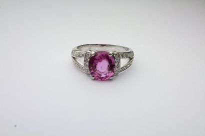 null BAGUE en or gris ornée d'un saphir rose de taille ovale de 3 carats, la monture...