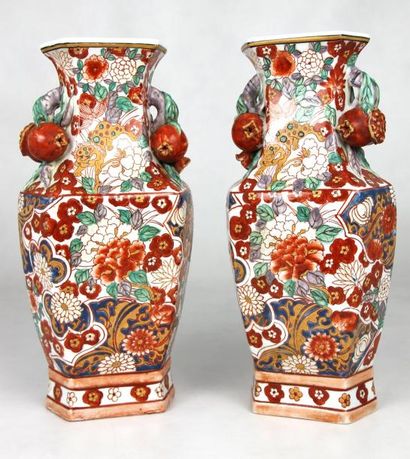 CHINE PAIRE DE VASES en porcelaine polychrome à décor fleuri et de grenades éclatées....