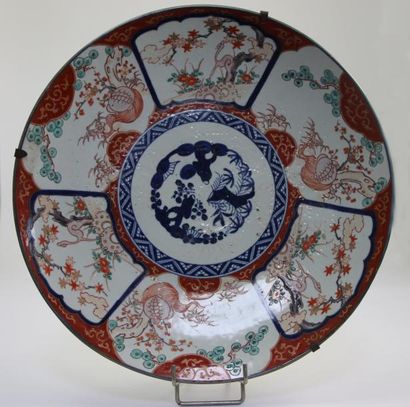 CHINE Grand PLAT circulaire en porcelaine Imari à décor stylisé de branchages fleuris...