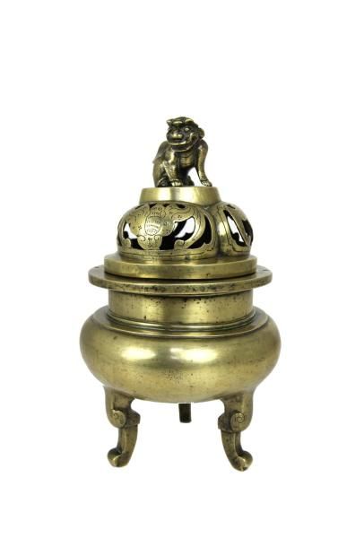 CHINE BRULE PARFUM tripode en bronze doré et ciselé, le couvercle ajouré à décor...