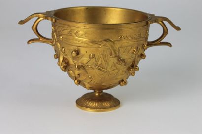Ferdinand Barbedienne (1810-1892) COUPE à deux anses sur piedouche en bronze doré...