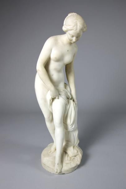 D'après Etienne Maurice FALCONNET (1716-1791) La baigneuse Statue en marbre de carrare...