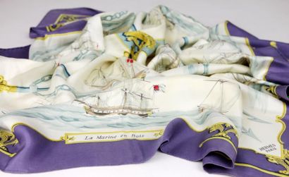 HERMES Foulard en soie à décor maritime, les bordures mauve. 'La marine en bois'