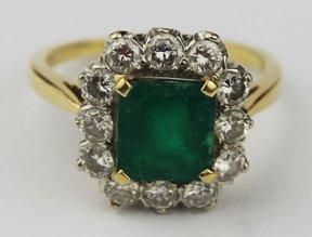 null BAGUE en or jaune ornée d'une émeraude de taille coussin environ 1,50 carat...