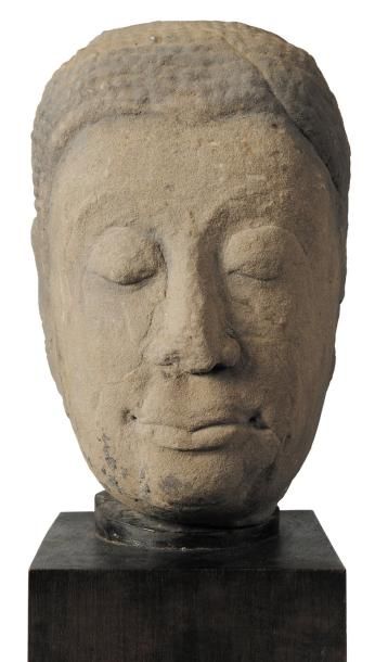 THAÏLANDE TETE en grès représentant Bouddha Thaï, XVème siècle Haut: 37 cm Expert:...