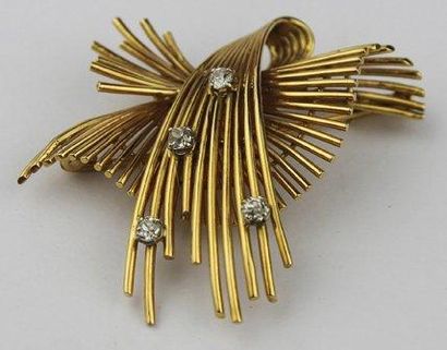 null BROCHE en or jaune ciselée ornée de diamants de taille brillant Poids brut:...