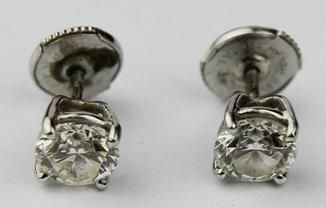 null PAIRE DE BOUCLES D'OREILLES en or gris ornée de deux diamants de taille moderne,...