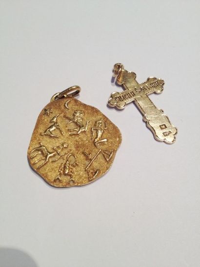null LOT de deux pendentifs (croix et médaille) en or jaune. Poids brut : 18 g