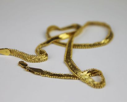 null COLLIER en or jaune maille ciselÙ bordÙe d'une chainette.
Poids brut : 11,3...