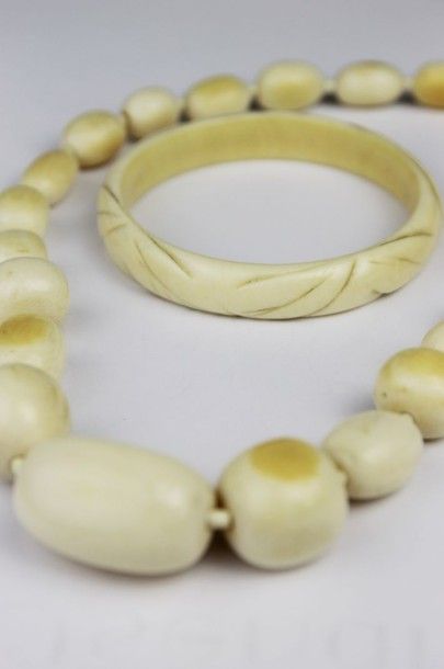 null DEMI PARURE en ivoire composÙ d'un bracelet et d'un collier
Poids brut : 108,7...
