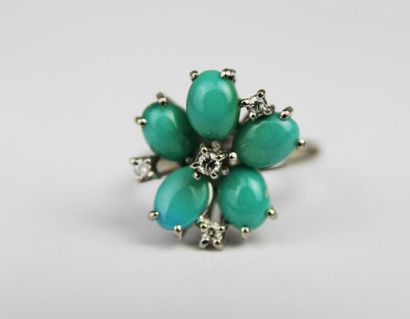 null BAGUE en or gris stylisant une fleur ornÙe de turquoises de taille ovale et...