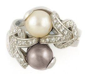 null BAGUE en platine ornée de deux perles grise et blanche montées en «toi et moi»...