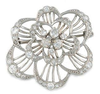 null BROCHE en or gris stylisant une fleur ajourée et pavée de diamants de taille...