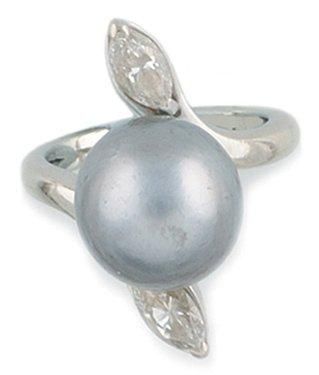 null BAGUE en or gris ornée d'une perle de Tahïti dans un entourage de deux diamants...
