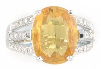 null BAGUE en or gris et ornée d'un saphir jaune de taille ovale de 4,20 cts. La...