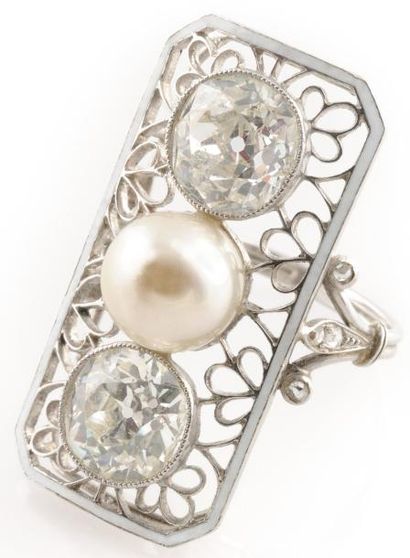  BAGUE en platine et or gris ornée de deux diamants de taille ancienne et d'une perle,...