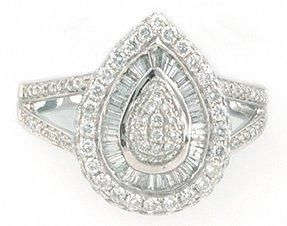 null BAGUE en or gris ornée d'un diamant de taille poire de 4,7 carats, la monture...