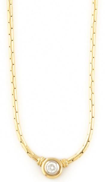 null COLLIER en or jaune retenant en son centre un diamant de taille brillant en...