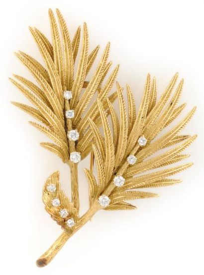 null BROCHE en or jaune stylisant des feuillages ornés de diamants de taille brillant...