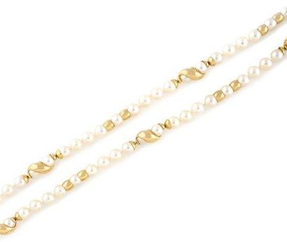 MAUBOUSSIN COLLIER de perles orné d'or jaune. Poids brut: 96,3 g Longueur: 80 cm...