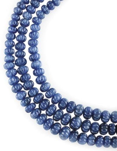 null COLLIER de trois rangs de perles de saphirs Poids brut: 116,1 g A sapphire ...