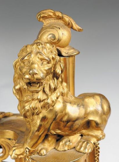 null RARE PAIRE DE CHENETS EN BRONZE DORÉ ET CISELÉ, SURMONTÉS D'UN LION ENCHAÎNÉ...