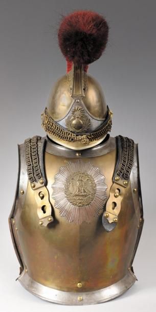 null ENSEMBLE CASQUE ET CUIRASSE DE CARABINIER: - Casque. Bombe frappée 143 1856...