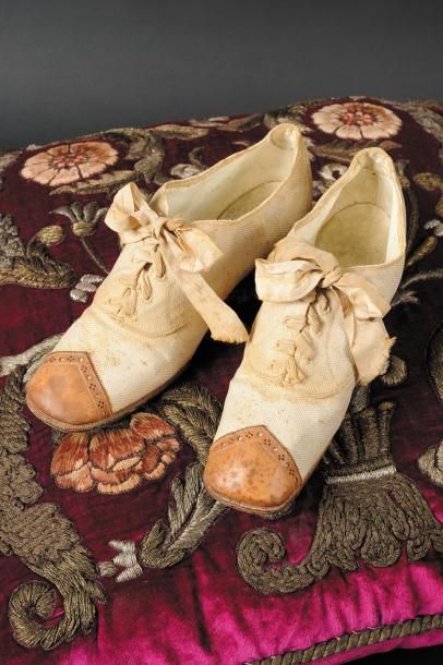  imperatrice eugenie Fine paire de chaussures d'été à talon, en forte toile ivoire,...