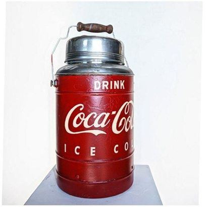 null Bouteille thermos Coca-Cola en metal laqué rouge avec sa poignée de transport...