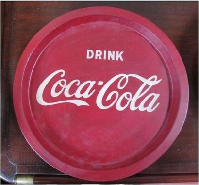 null Lots de deux plateaux Coca Cola rond en métal laqué rouge et blanc. Circa 1920....