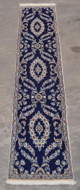 null Fine Galerie NAIN (Iran), qualité HABIBIAN, laine et soie Fond bleu nuit à médaillon...