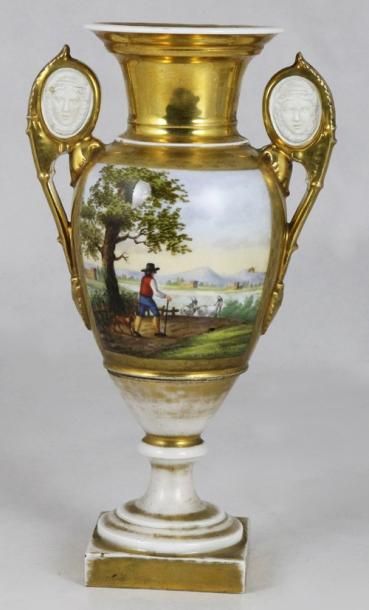 PARIS VASE en forme d' urne à l'antique en porcelaine polychrome à décor de scènes...