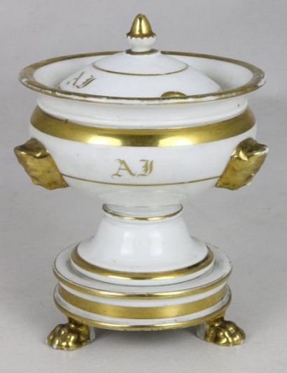 PARIS CONFITURIER en porcelaine blanche et or à piètement griffes. XIXème siècle...