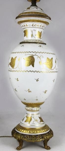 PARIS PIED DE LAMPE en porcelaine blanche et or de forme balustre à decor de guirlandes...