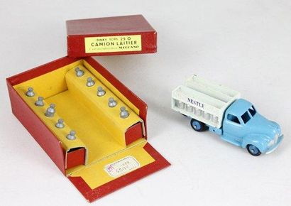 Dinky Toys (France) Camion laitier NESTLE Citroën bleu et blanc avec ses casiers...