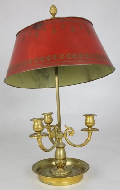 null LAMPE BOUILLOTTE en bronze doré et ciselé,abat-jour en tôle (déformé) XIXème...
