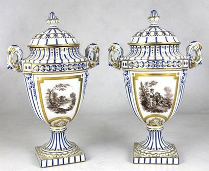 SÈVRES (dans le goût de) Paire de vases couverts sur piédouche en porcelaine bleu...
