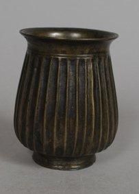 null VASE CANNELE en bronze à patine brune XIXème siècle Haut: 11 cm