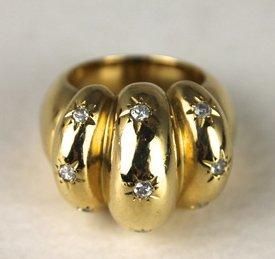 null BAGUE en or jaune bombée et réhaussée de trois lignes de diamants taille brillant...