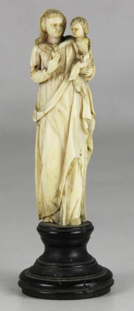 null STATUETTE en ivoire représentant la Vierge à l'enfant. XVIIIème siècle Haut:...