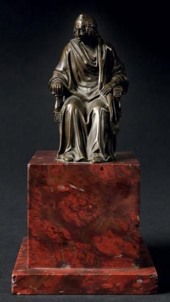 HOUDON Jean Antoine, d'après Voltaire assis Statuette en bronze sur socle en marbre...