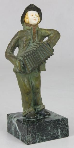 Alfred JOREL (1860-1927) L'accordéoniste Sculpture chryséléphantine en bronze et...
