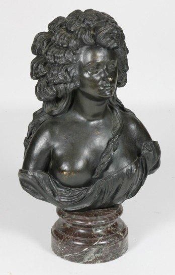 null BUSTE en bronze figurant une courtisane à la manière du XVIIIème siècle. Piedouche...