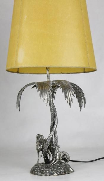 LAMPE en bronze argenté à décor de palmier...
