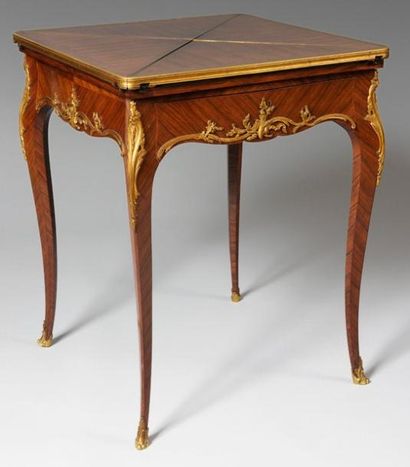 PAUL SORMANI (1817-1877) TABLE A JEU dite "mouchoir" de forme carrée en acajou et...