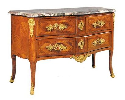 null COMMODE de forme galbée en placage de satiné, elle ouvre à deux tiroirs en façade,...