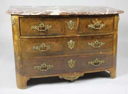 null COMMODE en bois de placage et marqueterie ouvrant par quatre tiroirs sur trois...