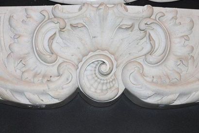 null CHEMINEE en marbre blanc sculpté à décor de coquilles. XIXème siècle, style...