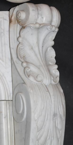 null CHEMINEE en marbre blanc sculpté à décor de coquilles. XIXème siècle, style...